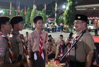 Wakil Wali Kota Bekasi, Abdul Harris Bobihoe, berdialog dengan anggota pramuka saat memimpin upacara penyalaan api unggun dalam rangka memperingati Hari Pramuka ke-64 di Plaza Pemkot Bekasi, Kamis malam (14/8/2025).