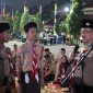 Wakil Wali Kota Bekasi, Abdul Harris Bobihoe, berdialog dengan anggota pramuka saat memimpin upacara penyalaan api unggun dalam rangka memperingati Hari Pramuka ke-64 di Plaza Pemkot Bekasi, Kamis malam (14/8/2025).