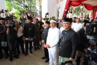 Dedi Mulyadi (tengah berbaju putih) bersama Bupati Bekasi Ade Kuswara Kunang (kanan) dan jajaran pejabat daerah berfoto di area Plaza Pemda Kabupaten Bekasi sebelum pelaksanaan Upacara Hari Jadi Kabupaten Bekasi ke-75, Jumat (15/8/2025). Kehadirannya disambut antusias oleh para undangan, awak media, dan masyarakat.
