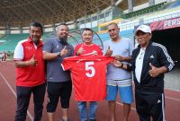 Sejumlah legenda sepak bola Indonesia berpose sambil memegang jersey bernomor punggung 5 bertuliskan nama Warta Kusuma di Stadion Patriot Candrabhaga, Bekasi, Sabtu (16/8/2025). Jersey ini menjadi simbol penghormatan dalam laga amal bertajuk Football Charity Match for Warta Kusuma, mengenang jasa sang legenda Timnas Indonesia asal Bekasi.