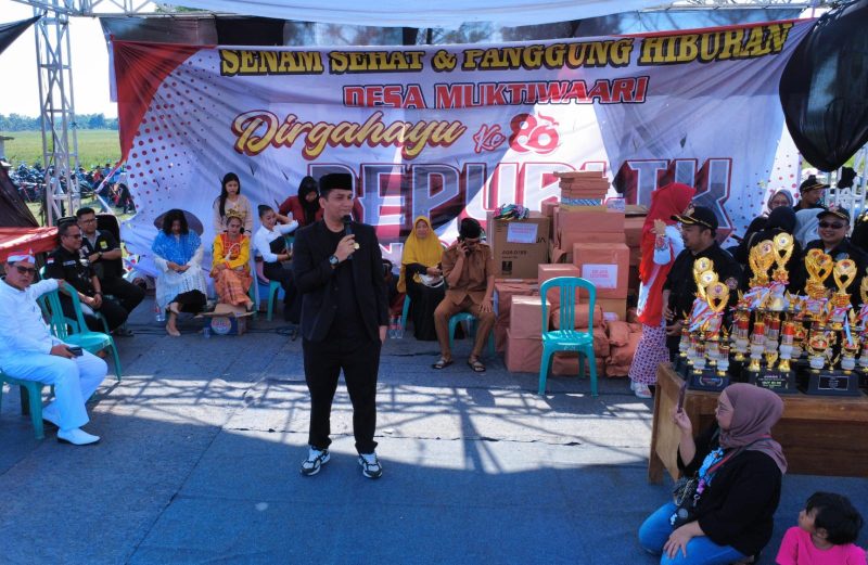 Anggota DPRD Kabupaten Bekasi Jiovano Nahampun saat menghadiri Karnaval desa Muktiwari, pada Minggu 17 Agustus 2025.