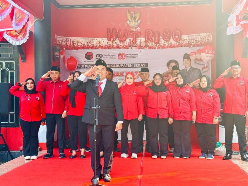 DPC PDI Perjuangan Kabupaten Bekasi menggelar upacara bendera dalam rangka memperingati HUT ke-80 Kemerdekaan Republik Indonesia, Minggu (17/8/2025). Acara berlangsung khidmat dengan dihadiri jajaran pengurus, kader, dan anggota Fraksi PDI Perjuangan DPRD Kabupaten Bekasi. Selain upacara, kegiatan juga dimeriahkan dengan perlombaan tradisional dan pemberian santunan kepada 80 anak yatim sebagai bentuk kepedulian sosial.