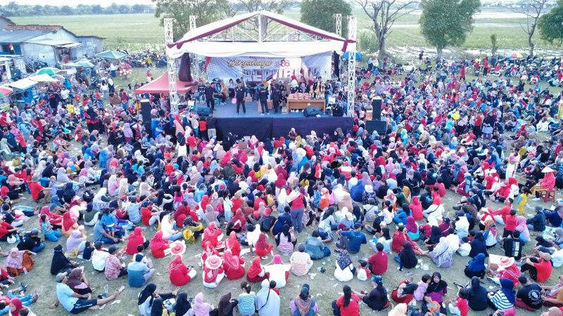 Ribuan warga Desa Muktiwari, Kecamatan Cibitung, Kabupaten Bekasi, memadati lapangan desa untuk mengikuti rangkaian acara peringatan HUT RI ke-80. Acara berlangsung pada 16–17 Agustus 2025 dengan berbagai kegiatan mulai dari upacara, karnaval budaya, lomba, hingga hiburan rakyat.
