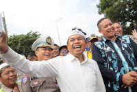 Gubernur Jawa Barat Dedi Mulyadi (tengah) bersama Wali Kota Bekasi Tri Adhianto (kanan) berswafoto dengan masyarakat saat kegiatan kunjungan kerja di Kota Bekasi, Rabu (20/8/2025). Kehadiran keduanya disambut antusias warga dengan penuh kegembiraan.
