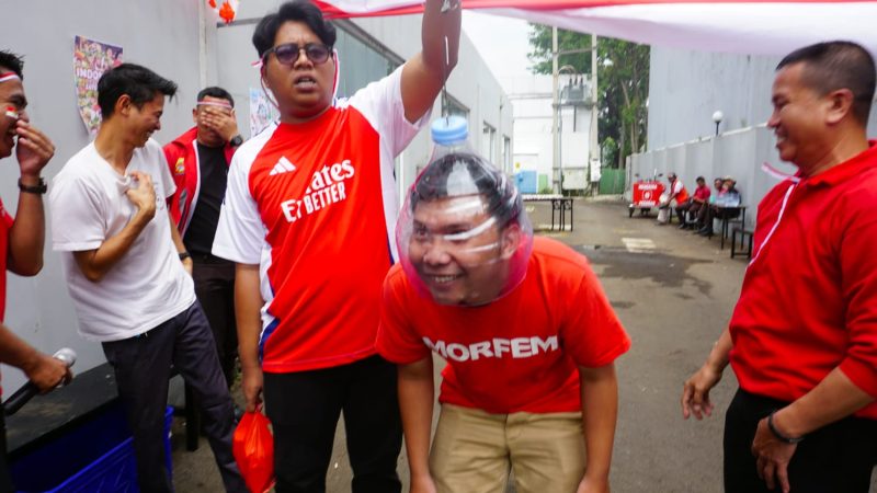 Suasana meriah lomba 17 Agustusan di Harper Cikarang saat perayaan HUT RI ke-80. Para staf mengikuti berbagai permainan tradisional dengan penuh tawa, semangat, dan kekompakan yang mencerminkan kebersamaan keluarga besar Harper Cikarang.
