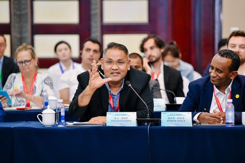 SI) Teguh Santosa menyampaikan pandangan dalam forum internasional bersama perwakilan organisasi media dunia. Pertemuan ini menjadi bagian dari upaya memperkuat jejaring global JMSI jelang penandatanganan MoU dengan All China Journalists Association (ACJA) pada Oktober 2025 mendatang di Jakarta.