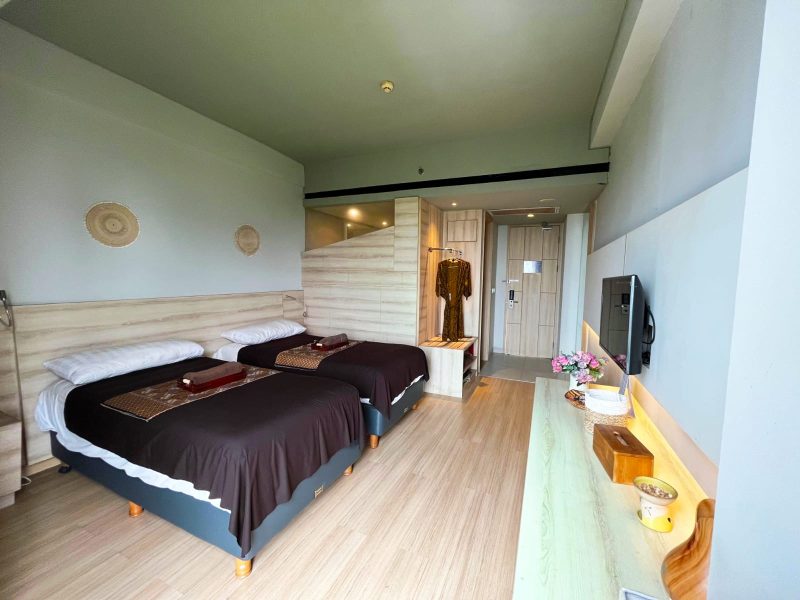 Suasana kamar tamu di Harper Cikarang yang kini dilengkapi fasilitas Spa Eksklusif, menghadirkan kenyamanan maksimal bagi wisatawan maupun pebisnis.
