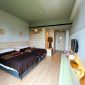 Suasana kamar tamu di Harper Cikarang yang kini dilengkapi fasilitas Spa Eksklusif, menghadirkan kenyamanan maksimal bagi wisatawan maupun pebisnis.
