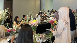 Peserta antusias mengikuti kegiatan “Craftology: Flower Bouquet Class” di Fox Lite Hotel Cikarang, belajar teknik merangkai bunga sekaligus mendukung kreativitas UMKM lokal.
