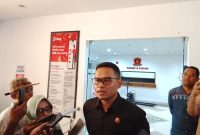 Kasie Intel Kejari Kota Bekasi, Ryan Anugrah, memberikan keterangan kepada awak media usai pemeriksaan lima anggota DPRD Kota Bekasi terkait kasus dugaan korupsi pengadaan alat olahraga tahun 2023, Selasa (26/8/2025).