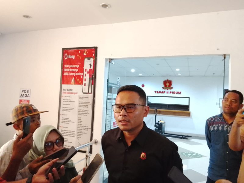 Kasie Intel Kejari Kota Bekasi, Ryan Anugrah, memberikan keterangan kepada awak media usai pemeriksaan lima anggota DPRD Kota Bekasi terkait kasus dugaan korupsi pengadaan alat olahraga tahun 2023, Selasa (26/8/2025).