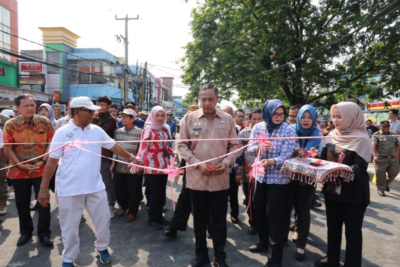 Wali Kota Bekasi, Tri Adhianto, bersama jajaran pemerintah dan masyarakat melakukan pemotongan pita sebagai tanda peresmian Jembatan 0 Rawalumbu, Kamis (28/8/2025).
