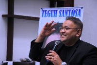 Ketua Umum Jaringan Media Siber Indonesia (JMSI), Teguh Santosa, saat memberikan keterangan pers terkait pentingnya perlindungan wartawan di lapangan, Rabu (27/8/2025).