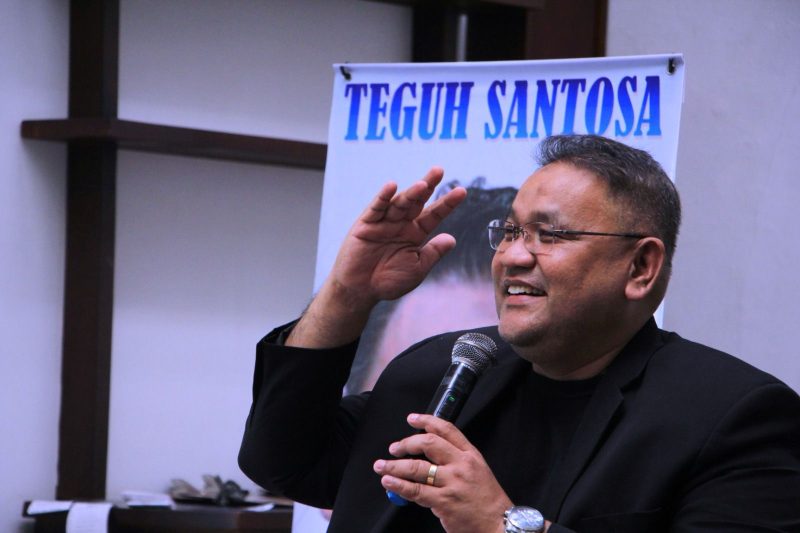 Ketua Umum Jaringan Media Siber Indonesia (JMSI), Teguh Santosa, saat memberikan keterangan pers terkait pentingnya perlindungan wartawan di lapangan, Rabu (27/8/2025).