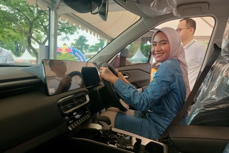 Indah Fitri, konsumen Mitsubishi, saat mencoba kenyamanan Xpander Destinator dalam sesi test drive di acara peluncuran Mitsubishi Destinator di Grand Wisata, Bekasi Pada Sabtu (30/8/2025).
