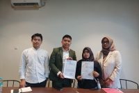 “Tinah Sumarni (kedua dari kanan) bersama kuasa hukum dari CLOF & Partners saat menunjukkan berkas laporan dalam konferensi pers di The Raffa Café and Coffee, Grand Wisata, Sabtu (30/8/2025).”
