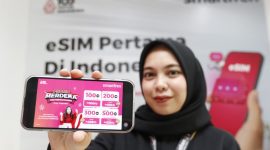 Seorang staf Smartfren memperlihatkan promo spesial “Merdeka” melalui aplikasi MySmartfren. Promo ini menawarkan kuota internet besar dengan harga menarik untuk merayakan HUT ke-80 Republik Indonesia, memudahkan pelanggan tetap terkoneksi, berkreasi, dan berkarya tanpa batas.