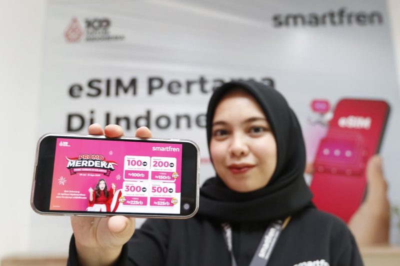 Seorang staf Smartfren memperlihatkan promo spesial “Merdeka” melalui aplikasi MySmartfren. Promo ini menawarkan kuota internet besar dengan harga menarik untuk merayakan HUT ke-80 Republik Indonesia, memudahkan pelanggan tetap terkoneksi, berkreasi, dan berkarya tanpa batas.