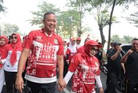 Wali Kota Bekasi Tri Adhianto melepas peserta Napak Tilas Bekasi Vol. 6 di Alun-Alun M. Hasibuan, Selasa (12/8/2025), dalam rangka HUT RI ke-80.

