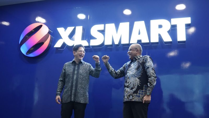 Presiden Direktur & CEO PT XLSMART Telecom Sejahtera Tbk, Rajeev Sethi (tengah), bersama jajaran direksi usai RUPSLB yang menetapkan Sanjay K. G. A. Vaghasia sebagai Direktur Perseroan, Selasa (12/8/2025).

