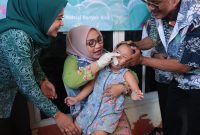 Ketua TP PKK Kota Bekasi, Wiwiek Hargono Tri Adhianto, bersama Tim PKK Pusat memantau pemberian Vitamin A bagi balita di RT 17, Kelurahan Aren Jaya, Bekasi Timur, Jumat (15/8).