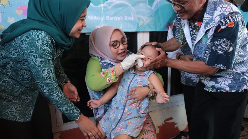 Ketua TP PKK Kota Bekasi, Wiwiek Hargono Tri Adhianto, bersama Tim PKK Pusat memantau pemberian Vitamin A bagi balita di RT 17, Kelurahan Aren Jaya, Bekasi Timur, Jumat (15/8).