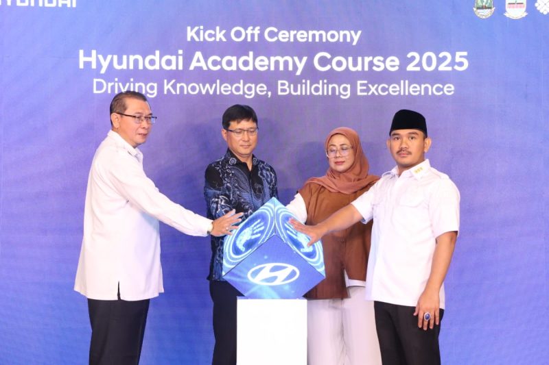 Bupati Bekasi Ade Koswara Kunang saat membuka Ceremony Hyundai Academy Course 2025 di Aula PT Hyundai Motor Manufacturing Indonesia, Kota Deltamas, Rabu (27/8/2025).
