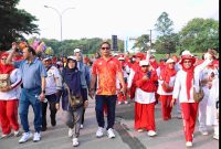 Wakil Bupati Bekasi, Asep Surya Atmaja, bersama masyarakat mengikuti kegiatan Car Free Day di kawasan Stadion Wibawamukti, Cikarang Timur, Minggu (24/8/2025).