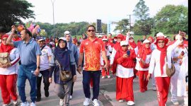 Wakil Bupati Bekasi, Asep Surya Atmaja, bersama masyarakat mengikuti kegiatan Car Free Day di kawasan Stadion Wibawamukti, Cikarang Timur, Minggu (24/8/2025).