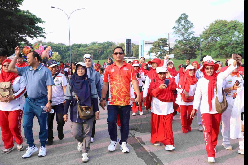 Wakil Bupati Bekasi, Asep Surya Atmaja, bersama masyarakat mengikuti kegiatan Car Free Day di kawasan Stadion Wibawamukti, Cikarang Timur, Minggu (24/8/2025).