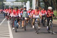 Ratusan peserta Fun Bike memacu pedal di ruas jalan utama Cikarang Pusat, Minggu (10/8/2025), dalam rangka pembukaan rangkaian Hari Jadi ke-75 Kabupaten Bekasi dan HUT ke-80 Kemerdekaan RI.

