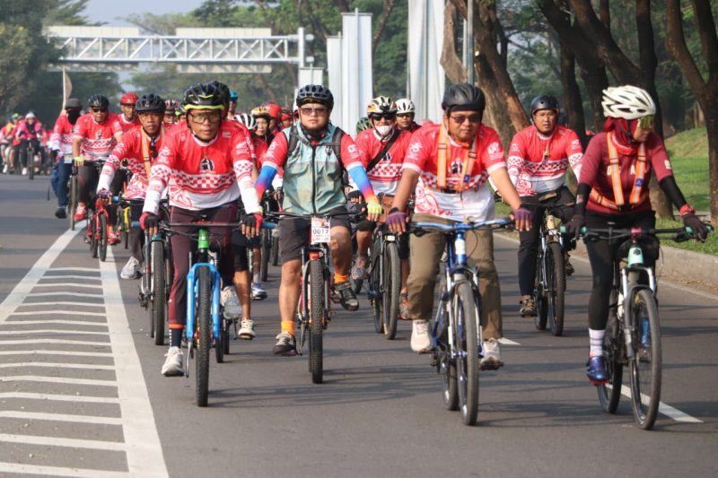 Ratusan peserta Fun Bike memacu pedal di ruas jalan utama Cikarang Pusat, Minggu (10/8/2025), dalam rangka pembukaan rangkaian Hari Jadi ke-75 Kabupaten Bekasi dan HUT ke-80 Kemerdekaan RI.

