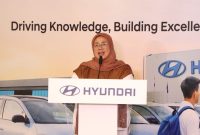 Plt. Kepala Disnakertrans Provinsi Jawa Barat Lusi Lesminingwati saat menyampaikan sambutan mewakili Gubernur Jabar pada Kick Off Ceremony Hyundai Academy Course 2025 di Aula PT Hyundai Motor Manufacturing Indonesia, Kota Deltamas, Bojongmangu, Rabu (27/8/2025).