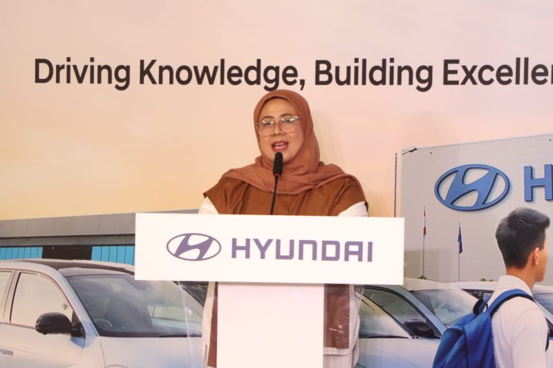 Plt. Kepala Disnakertrans Provinsi Jawa Barat Lusi Lesminingwati saat menyampaikan sambutan mewakili Gubernur Jabar pada Kick Off Ceremony Hyundai Academy Course 2025 di Aula PT Hyundai Motor Manufacturing Indonesia, Kota Deltamas, Bojongmangu, Rabu (27/8/2025).