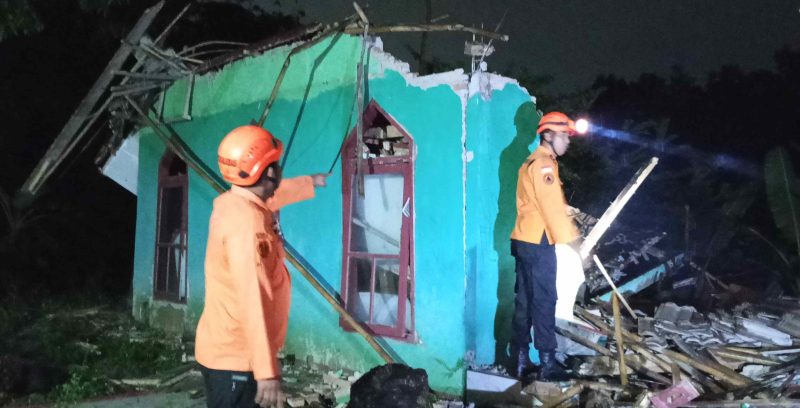 Mushola di Desa Sukabungah, Kecamatan Bojongmangu, Kabupaten Bekasi, roboh akibat guncangan gempa M 4,9 pada Rabu malam (20/8/2025).