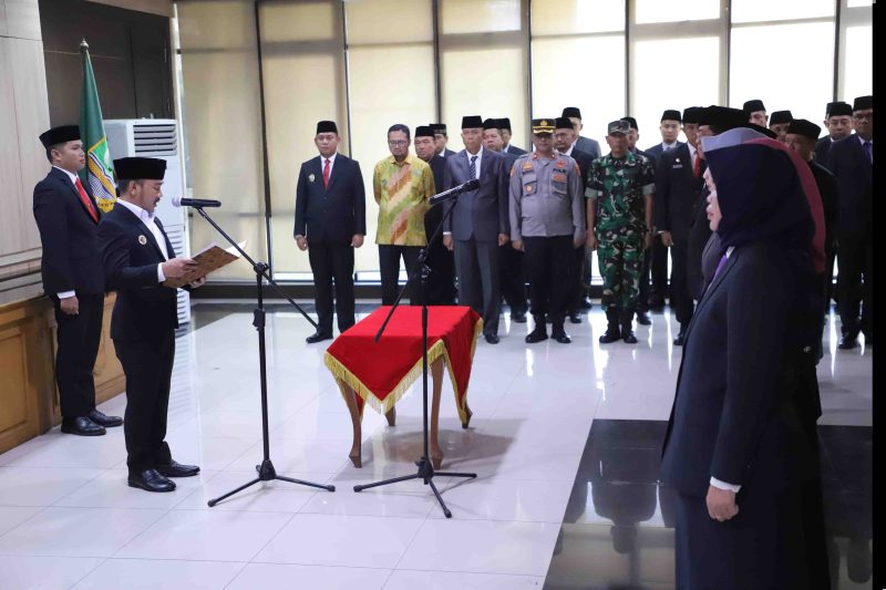 Bupati Bekasi Ade Kuswara Kunang memimpin pengambilan sumpah jabatan 14 Pejabat Pimpinan Tinggi Pratama di lingkungan Pemerintah Kabupaten Bekasi, didampingi Wakil Bupati Asep Surya Atmaja, di Ruang Rapat KH. R Ma'mun Nawawi, Gedung Bupati, Kompleks Pemkab Bekasi, Cikarang Pusat, Jumat (22/08/2025).
