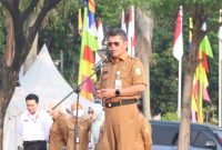 Asisten Daerah (Asda) III Bidang Administrasi Umum Kabupaten Bekasi, Jaoharul Alam, memberikan arahan terkait kedisiplinan ASN dalam apel di Plaza Pemkab Bekasi, Cikarang Pusat, Senin (11/8/2025).
