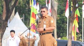 Asisten Daerah (Asda) III Bidang Administrasi Umum Kabupaten Bekasi, Jaoharul Alam, memberikan arahan terkait kedisiplinan ASN dalam apel di Plaza Pemkab Bekasi, Cikarang Pusat, Senin (11/8/2025).

