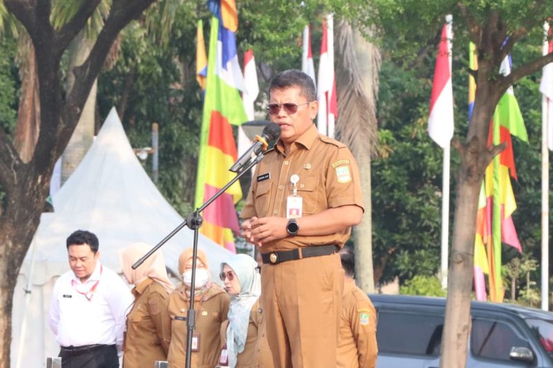 Asisten Daerah (Asda) III Bidang Administrasi Umum Kabupaten Bekasi, Jaoharul Alam, memberikan arahan terkait kedisiplinan ASN dalam apel di Plaza Pemkab Bekasi, Cikarang Pusat, Senin (11/8/2025).
