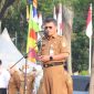 Asisten Daerah (Asda) III Bidang Administrasi Umum Kabupaten Bekasi, Jaoharul Alam, memberikan arahan terkait kedisiplinan ASN dalam apel di Plaza Pemkab Bekasi, Cikarang Pusat, Senin (11/8/2025).
