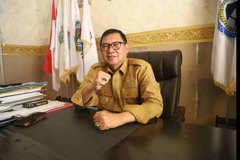 Kepala Desa Muktiwari, Bahrudin, menyampaikan apresiasi atas pembangunan SDN Muktiwari 03 dan SMPN 7 Cibitung saat ditemui di Kantor Desa Muktiwari, Selasa (05/08/2025).

