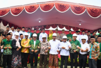Para tokoh Muhammadiyah dan Nahdlatul Ulama (NU) bersama pejabat pemerintah berpose usai peletakan batu pertama pembangunan Graha Muhammadiyah–NU di Lambangsari, Tambun Selatan, Kabupaten Bekasi, Minggu (24/8/2025).