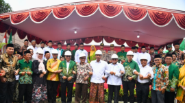 Para tokoh Muhammadiyah dan Nahdlatul Ulama (NU) bersama pejabat pemerintah berpose usai peletakan batu pertama pembangunan Graha Muhammadiyah–NU di Lambangsari, Tambun Selatan, Kabupaten Bekasi, Minggu (24/8/2025).