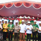 Para tokoh Muhammadiyah dan Nahdlatul Ulama (NU) bersama pejabat pemerintah berpose usai peletakan batu pertama pembangunan Graha Muhammadiyah–NU di Lambangsari, Tambun Selatan, Kabupaten Bekasi, Minggu (24/8/2025).