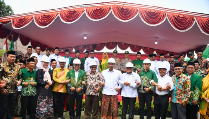 Para tokoh Muhammadiyah dan Nahdlatul Ulama (NU) bersama pejabat pemerintah berpose usai peletakan batu pertama pembangunan Graha Muhammadiyah–NU di Lambangsari, Tambun Selatan, Kabupaten Bekasi, Minggu (24/8/2025).