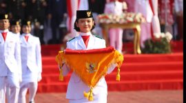 Aqila Rajwa Syabila, menunaikan tugas sebagai pembawa baki pada Upacara Pengibaran Bendera Merah Putih HUT Kemerdekaan Republik Indonesia ke-80 di Plaza Pemkab Bekasi, Minggu (17/8/2025).