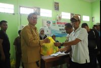 Kepala Desa Muktiwari, Bahrudin, saat meninjau penyaluran paket sembako murah kepada warga kurang mampu di Desa Muktiwari, Selasa (05/08/2025).

