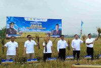 Wakil Bupati Bekasi Asep Surya Atmaja mendampingi Jaksa Agung RI ST Burhanuddin dan Menteri Pertanian Andi Amran Sulaiman saat menghadiri Panen Raya Program Jaksa Mandiri Pangan di Desa Srimahi, Kecamatan Tambun Utara, Kabupaten Bekasi, Selasa (19/8/2025).