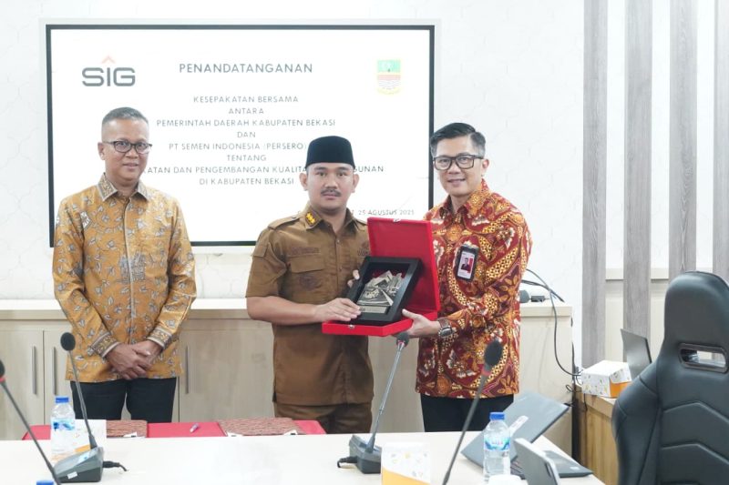 Bupati Bekasi Ade Kuswara Kunang bersama jajaran Direksi PT Semen Indonesia Tbk saat menandatangani nota kesepahaman (MoU) kerja sama pembangunan infrastruktur di Kantor Bupati Bekasi, Senin (25/8/2025).