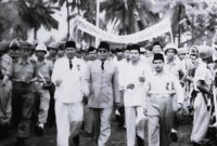 M. Hasyim Achmad (sebelah kiri Presiden Sukarno) saat mendampingi Presiden Sukarno dalam Rapat Akbar di Alun-alun Bekasi bersama Madmuin Hasibuan (paling kanan) dan Bupati Bekasi, Sampurno Kolopaking (baju putih berdasi) pada 8 April 1956. Foto : ist.
